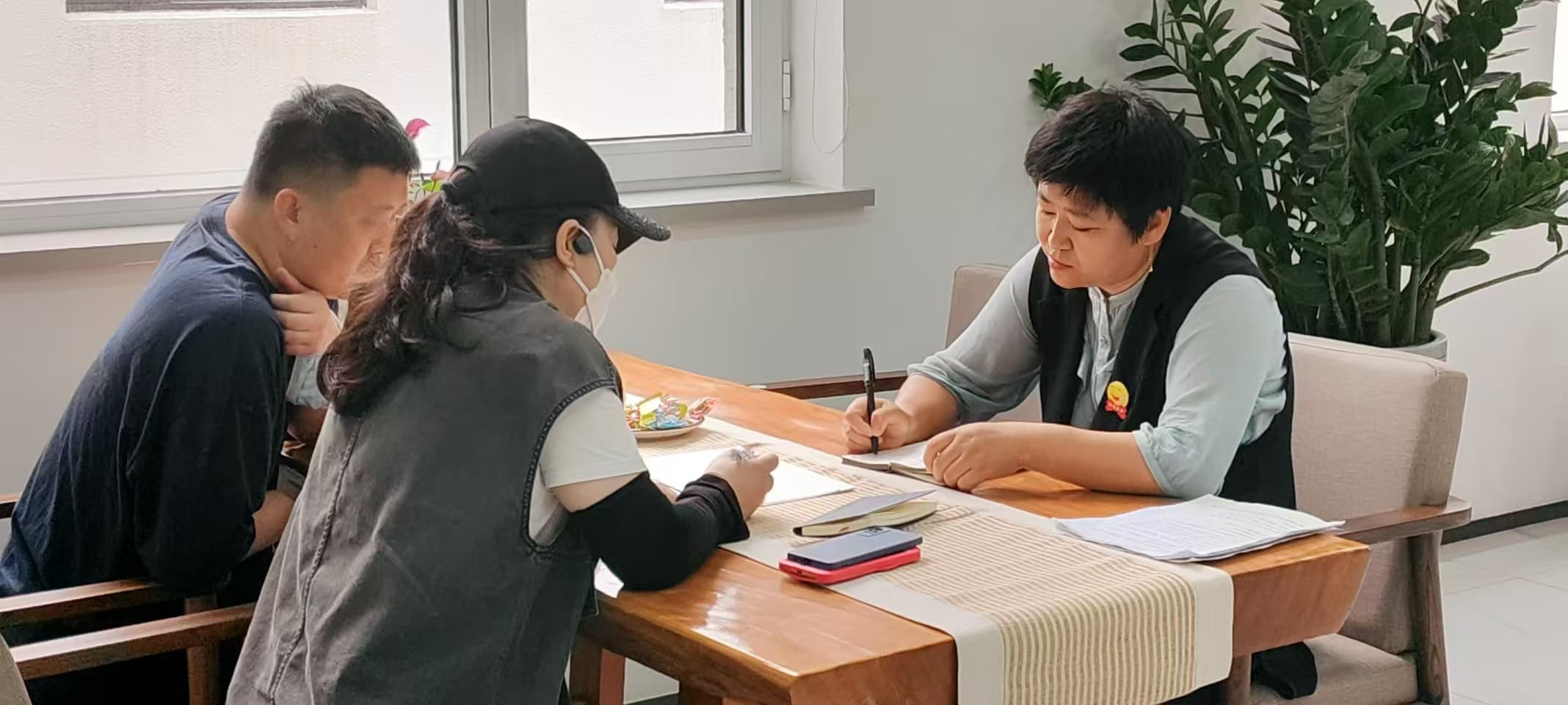 国兴勋业顾问与来访企业面对面沟通