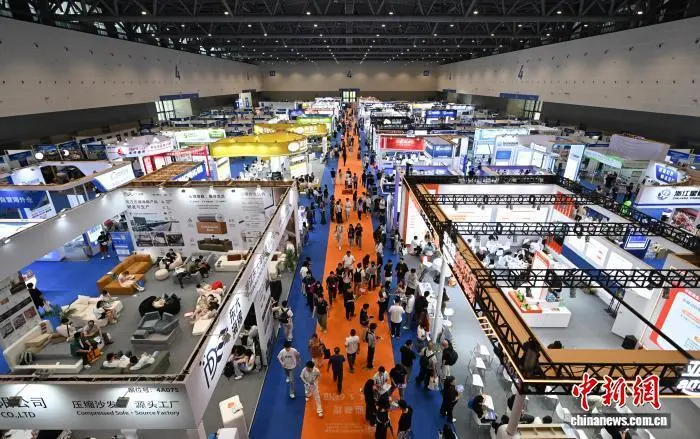 7月10日,跨境电商平台展区吸引参观者。
